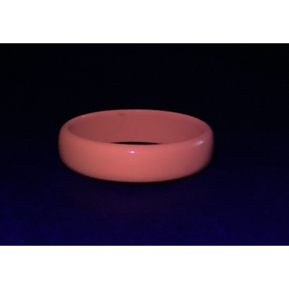 Vintage Neon Pink Lucite Bangle Bracelet Glows Bright Orange in UV Light Rave - Picture 2 of 6